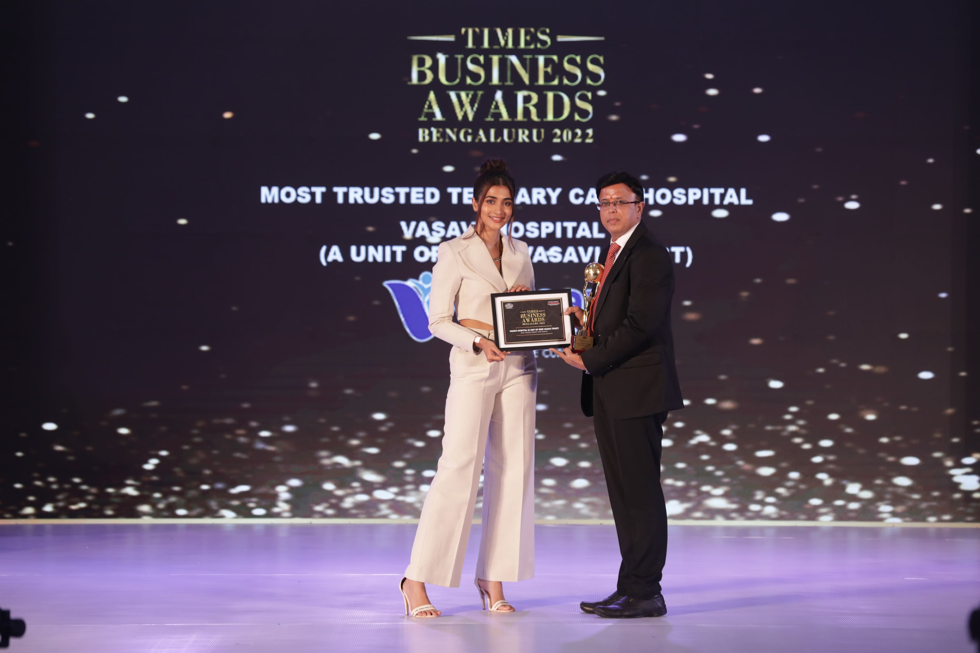 Doctor from Vasavi Hospitals Bangalore receiving the Times Business Award 2022 for excellence in healthcare.