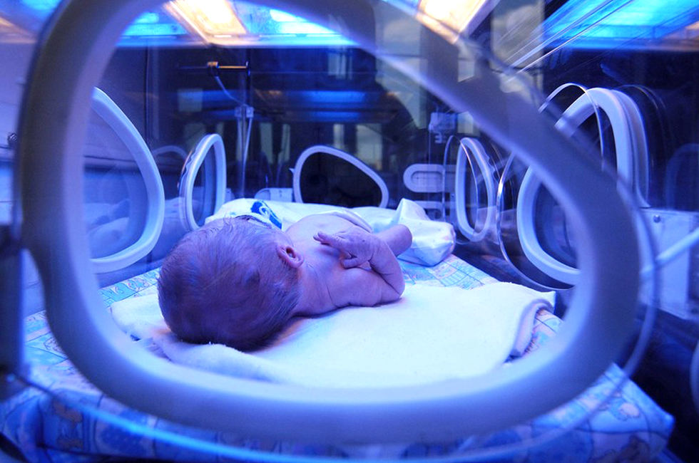  Newborn baby inside NICU incubator receiving advanced neonatal care at Vasavi Hospitals Bangalore.